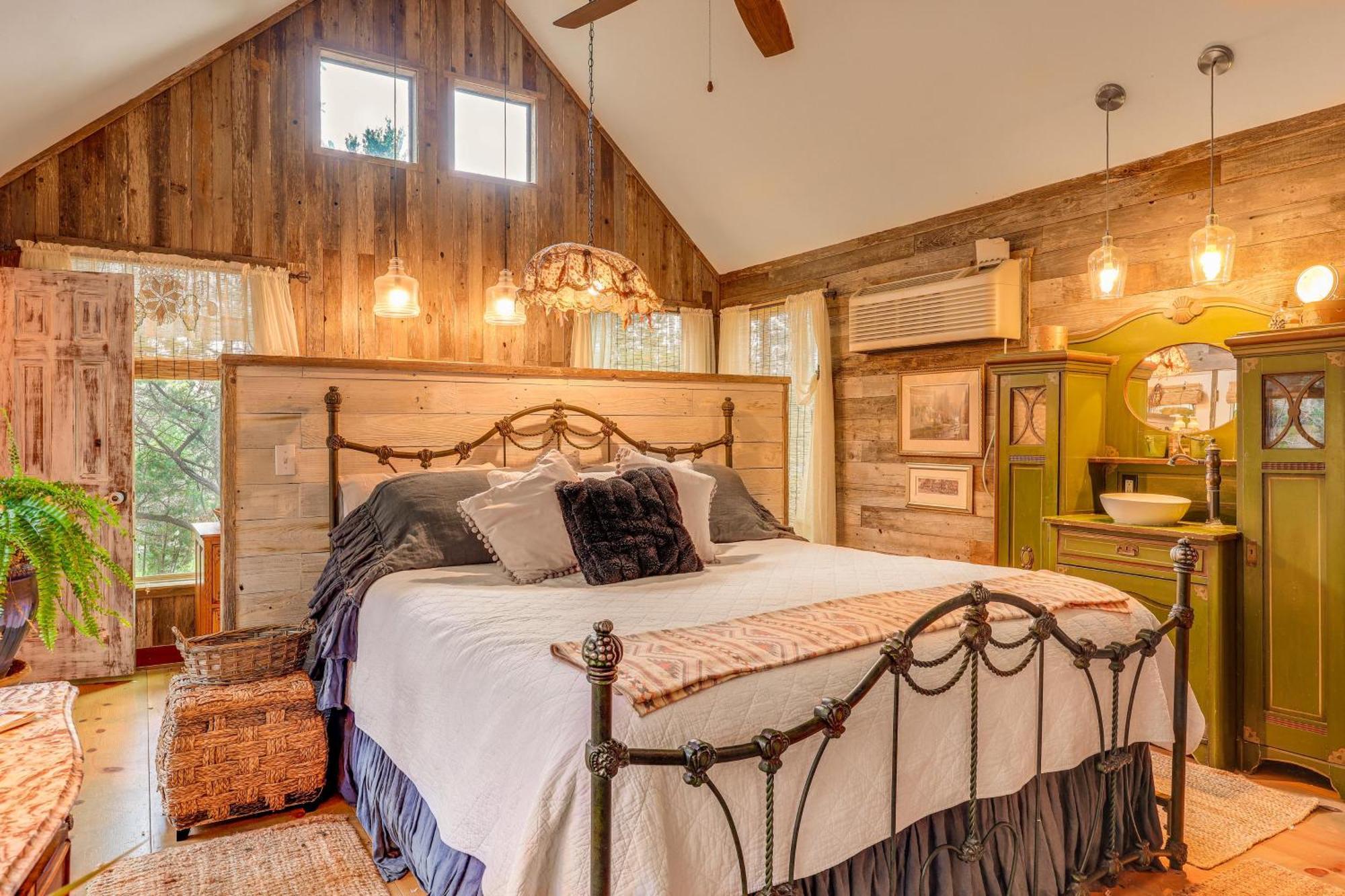 Pet-Friendly Wimberley Cabin With Fire Pit And Hot Tub Екстер'єр фото